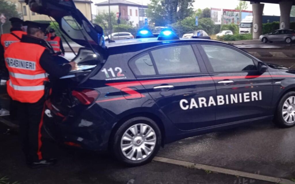 I Carabinieri Intimano L Alt Allauto Uno Era Armato Arrestato Un