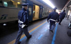 Su di lui un ordine di allontanamento: rintracciato in stazione