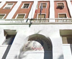 Tenta di entrare in tribunale con un coltello a serramanico: denunciata
