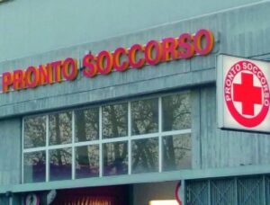 Non c’è posto, da dieci giorni attende l’operazione per la gamba rotta