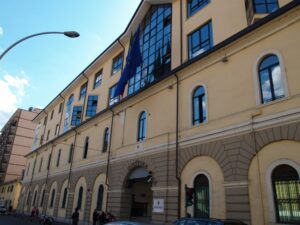 Alessandria: furto sventato al supermercato, poliziotto interviene e blocca due ragazze