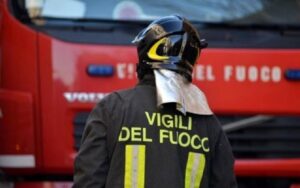 Soccorso con l’autoscala dal decimo piano per una persona colta da malore