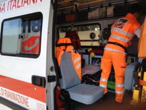 Precipita dal quarto piano, muore una 45enne