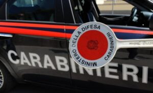 Chiama i carabinieri e salva il vicino