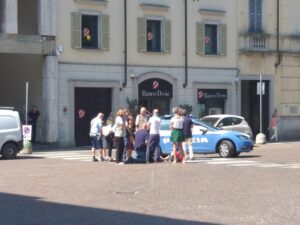 Donna cade in piazza della Libertà, soccorsi immediati