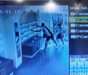 Prendi e scappa, furto d’occhiali in pieno centro