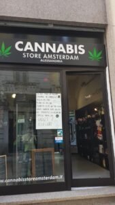 Al Cannabis Store spaccata notturna per pochi euro