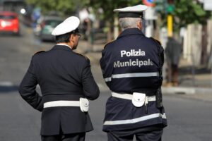 Ciclista contro un paletto, aveva bevuto troppo