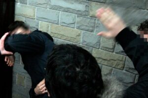 Giovane aggredita dal branco: ferita. Parlano i genitori