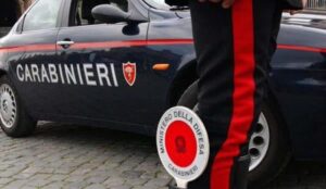 Donna cade dal secondo piano,  è grave