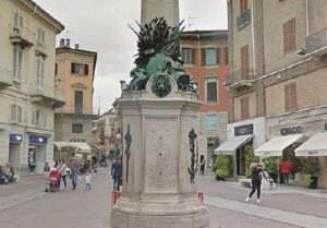 Piazzetta della Lega: “Rifiuti abbandonati e maleducazione”