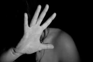 Armato fino ai denti, arrestato per maltrattamenti in famiglia