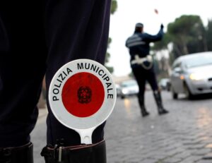 Questuante molesto fermato in piazza dalla polizia municipale