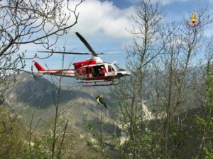 Motociclista soccorso con l’elicottero dei Vigili del Fuoco