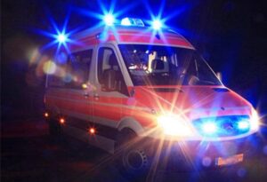 Partorisce in ambulanza, mamma e bimba stanno bene