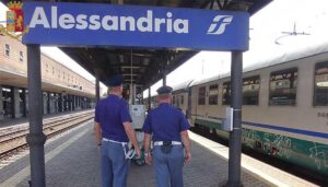 Aggredisce poliziotti in stazione, arrestato 22enne