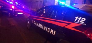 Non si ferma all’alt e scappa, l’auto finisce contro un platano