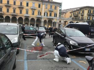 Piazza Garibaldi: uomo sgozzato con una bottiglia