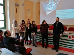 Anolf insegna a cercare un lavoro, in quattro ne trovano uno