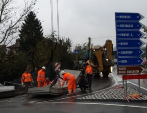 Camion perde il carico di prefabbricati alla rotonda di Libarna