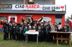 300 bambini in cerchio. Per dire “Ciao Marco. Ciao eroi”