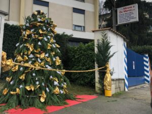 L’albero degli pneumatici, così si illumina via Pisacane