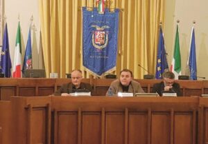 Approvato il bilancio: risparmi sul personale, mai così ridotto
