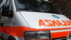 Parto in ambulanza durante la corsa in ospedale, la bimba sta bene