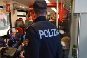 Il capotreno lo richiama sull’uso della mascherina e lui lo aggredisce