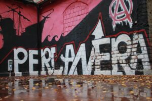 Al PerlaNera “fiesta in mascherina con tachipirina”