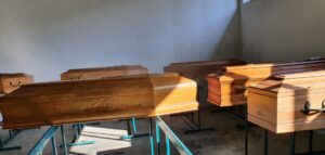 Le bare allineate: al cimitero monumentale  “una decina di feretri al giorno”