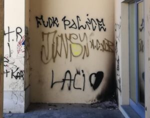 Atto vandalico nel fabbricato Atc di via Verona