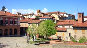 Vuole i soldi per la droga, minaccia la madre: denunciato 53enne