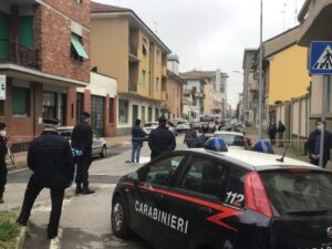 Dramma in via Caselli, donna precipita dal balcone e muore