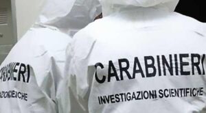 Trovata morta accanto all’auto finita nel fosso, le indagini