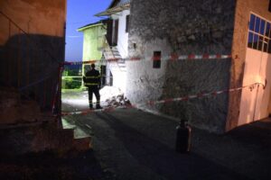 Paura per l’esplosione in una casa in pietra