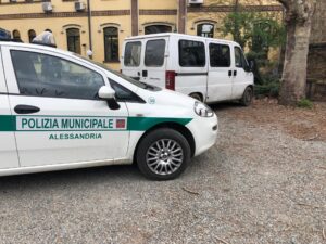 Si dà alla fuga all’alt dei vigili: non aveva la patente