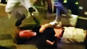 Ragazzi pestati in centro. C’è chi filma e nessuno interviene