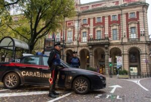 Si finge poliziotto, ferma auto per controlli: denunciato 49enne
