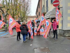 Salute e diritti, la protesta davanti all’ospedale
