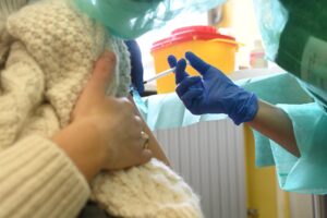 Vaccini ok, ma aumentano i casi di Covid
