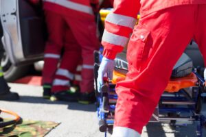 Travolta da un ramo mentre taglia un albero: 40enne grave all’ospedale