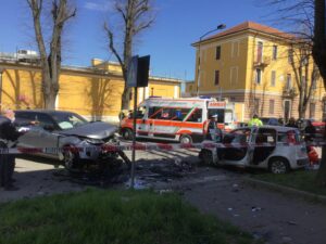 Drammatico schianto all’incrocio: grave una donna