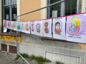 L’omaggio alle donne dai bambini della ‘Zanzi’