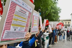 “Tuteliamo gli anziani”, il presidio dei sindacati davanti alla Prefettura