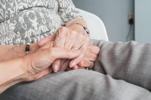 Tutelare gli anziani: una battaglia per la dignità