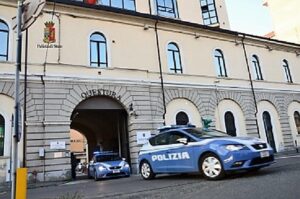 Infastidita da ragazzini che giocano a pallone, scoppia la tensione