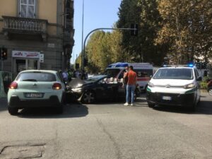 Carambola d’auto al semaforo di via Marengo