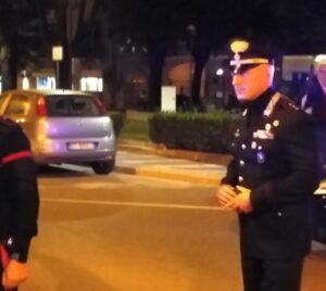 Si scaglia contro la caserma dei Carabinieri: prima l’ospedale poi la denuncia