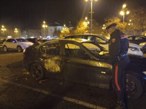 Bmw in fiamme in piazza Castello